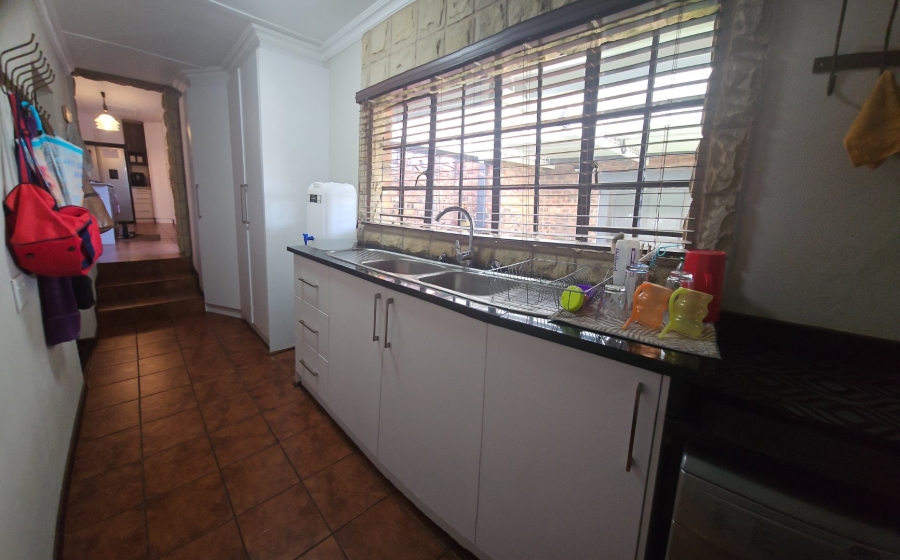 5 Bedroom Property for Sale in Langenhovenpark Free State